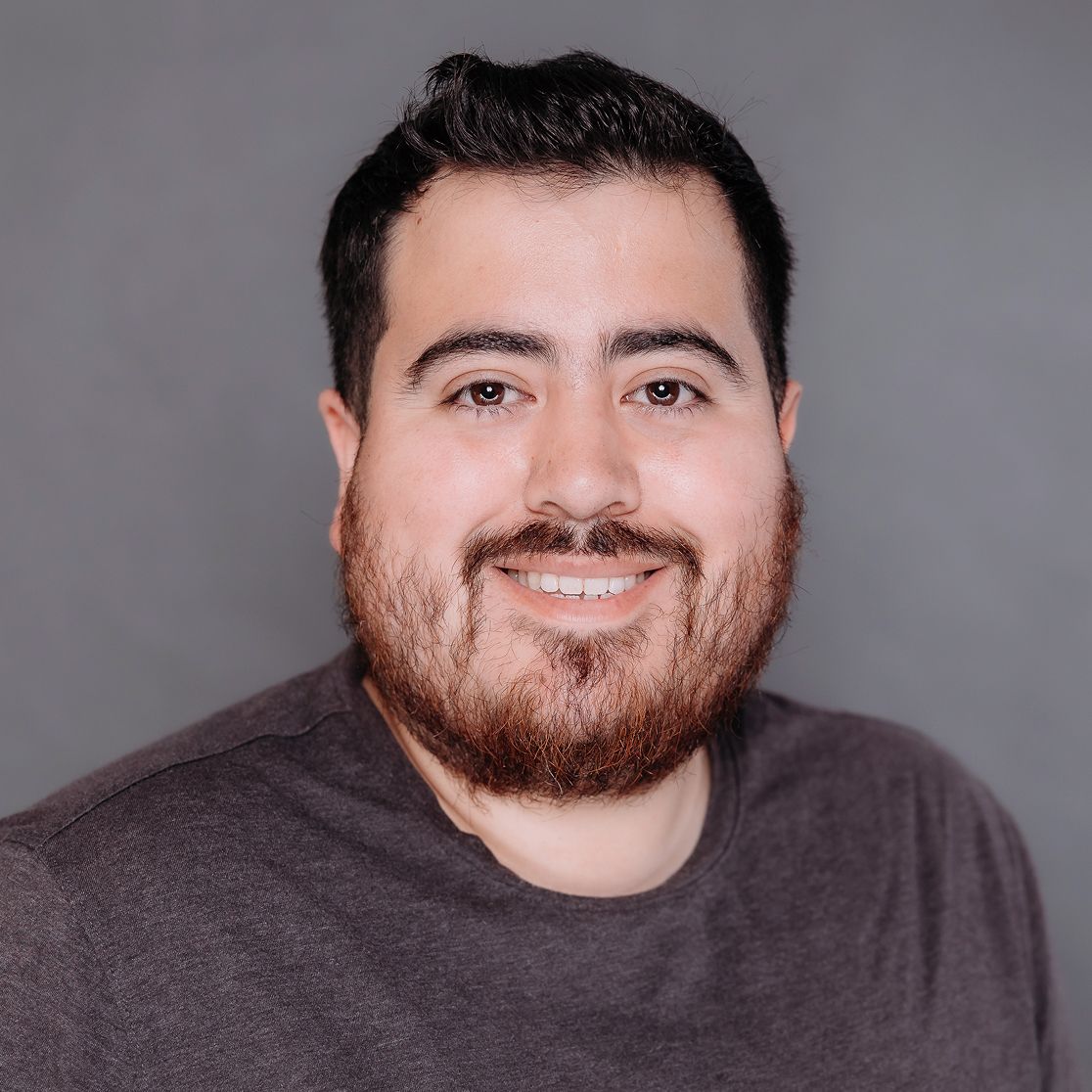 Headshot Adrian Escobedo