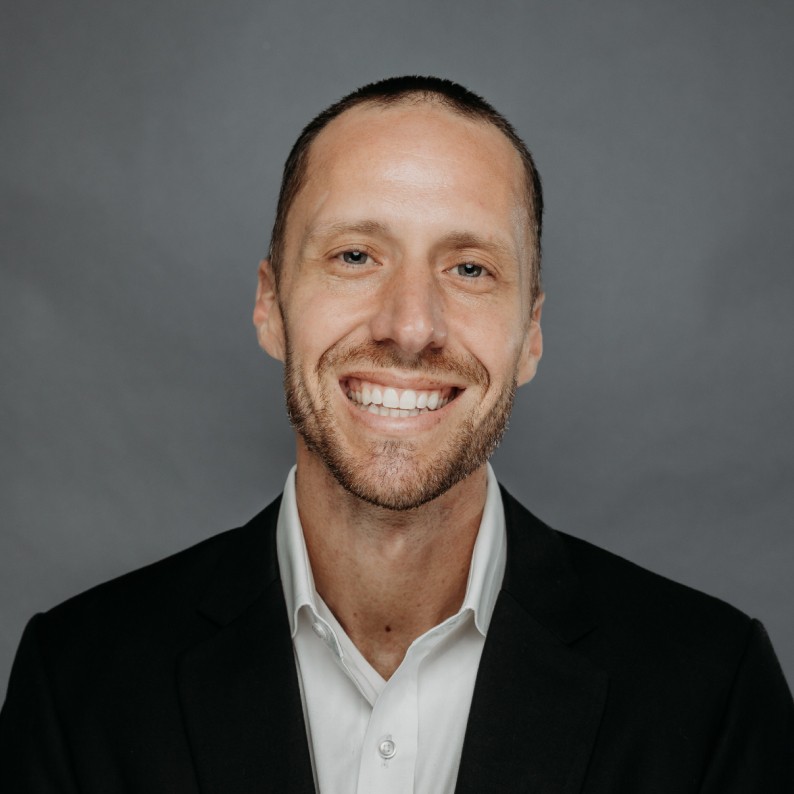 Headshot Bryan Amaro